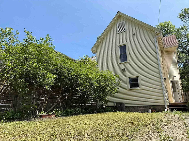 824 E Dayton St — Photo 20