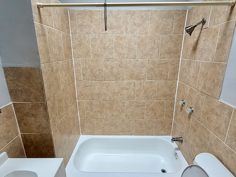 6525 Saybrook Ave — Photo 7