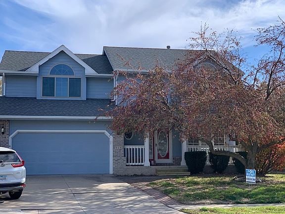 2nd image of 913 NW Cedarwood Dr