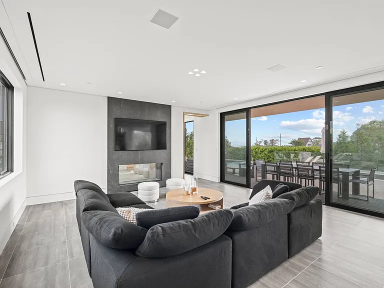 8 Middle Pond Ln — Photo 11
