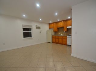 19201 Strathern St, Reseda, CA 91335