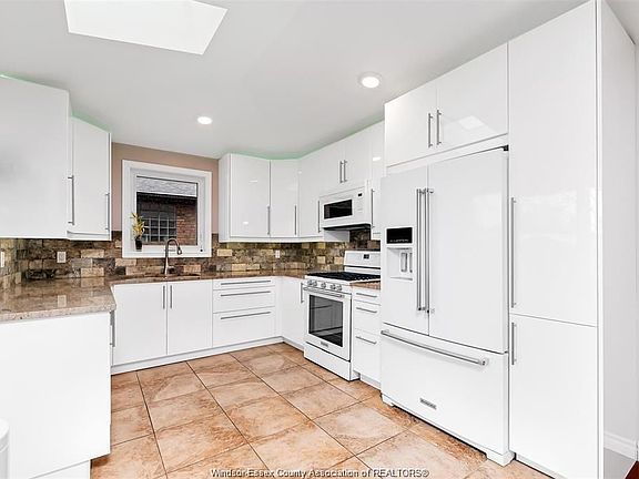 5th image of 2096 Edgemore Ave