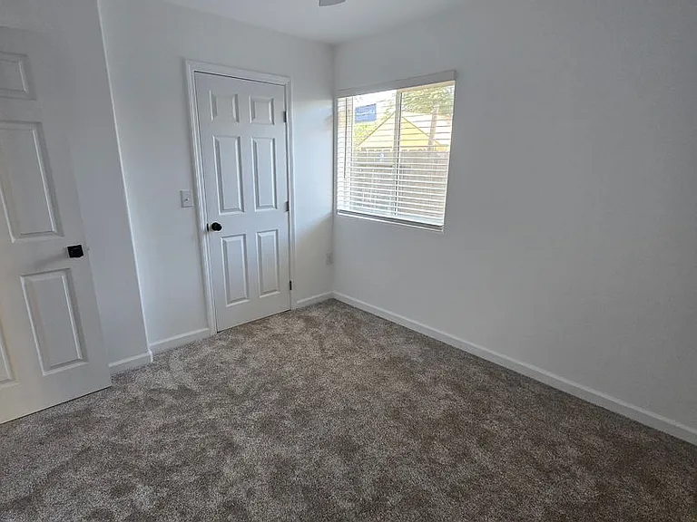917 E Tulare Ave — Photo 7