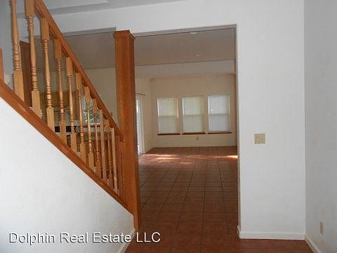 3rd image of 625 NE 11th St
