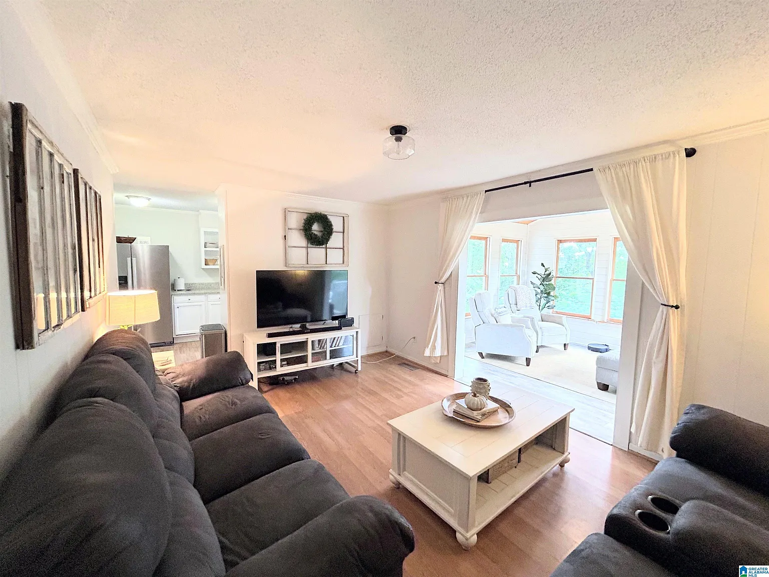 3 bed, 2.0 bath, 1406 sqft, $1,695 — Photo 3