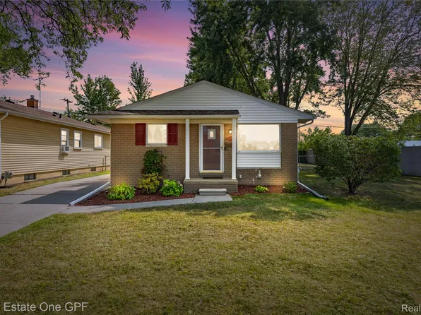 22316 Carolina St, Saint Clair Shores, MI 48080