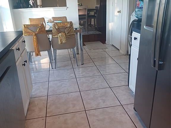 4th image of 2050 Greencrest Dr