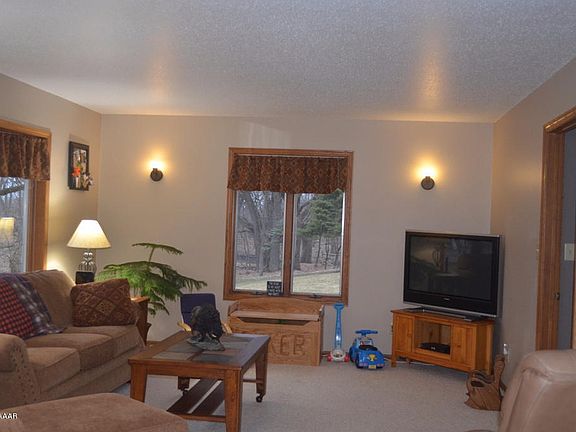5th image of 915 2nd St NE