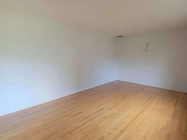 512 S Kings Point Rd — Photo 3
