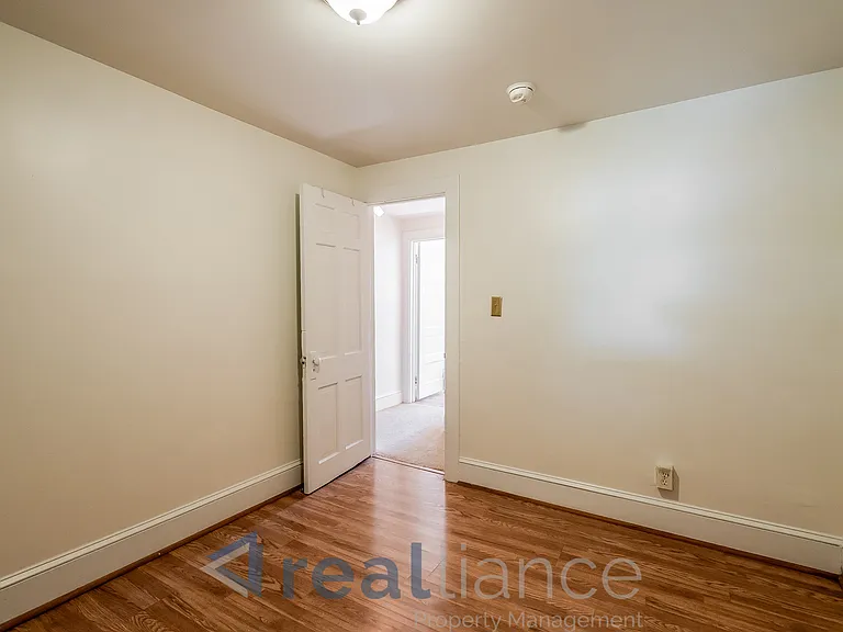 115 16th St SE — Photo 11