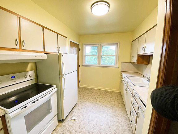 5th image of 107 E Aaron Dr