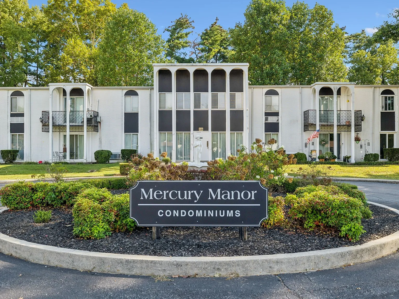 1 bed, 1.0 bath, 729 sqft, $1,148 — Photo 2