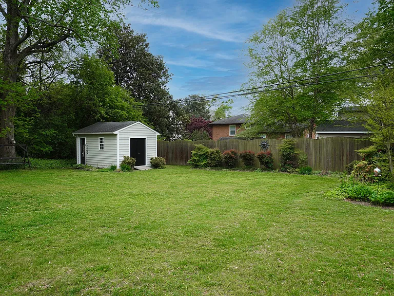 2405 Kenmore Rd — Photo 4