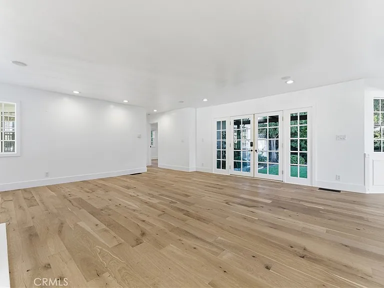 515 Kings Pl — Photo 15