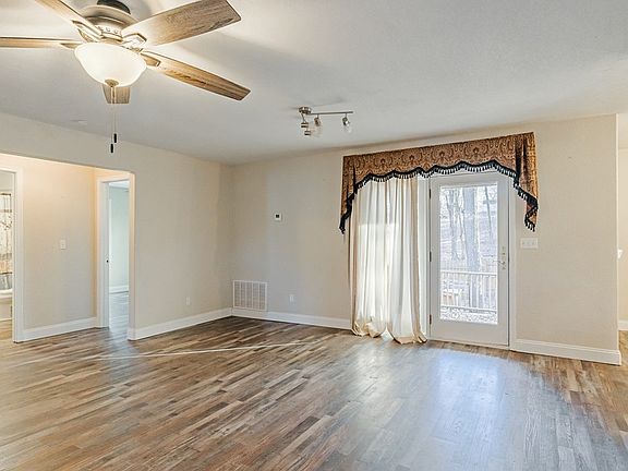 3rd image of 749 Oak St