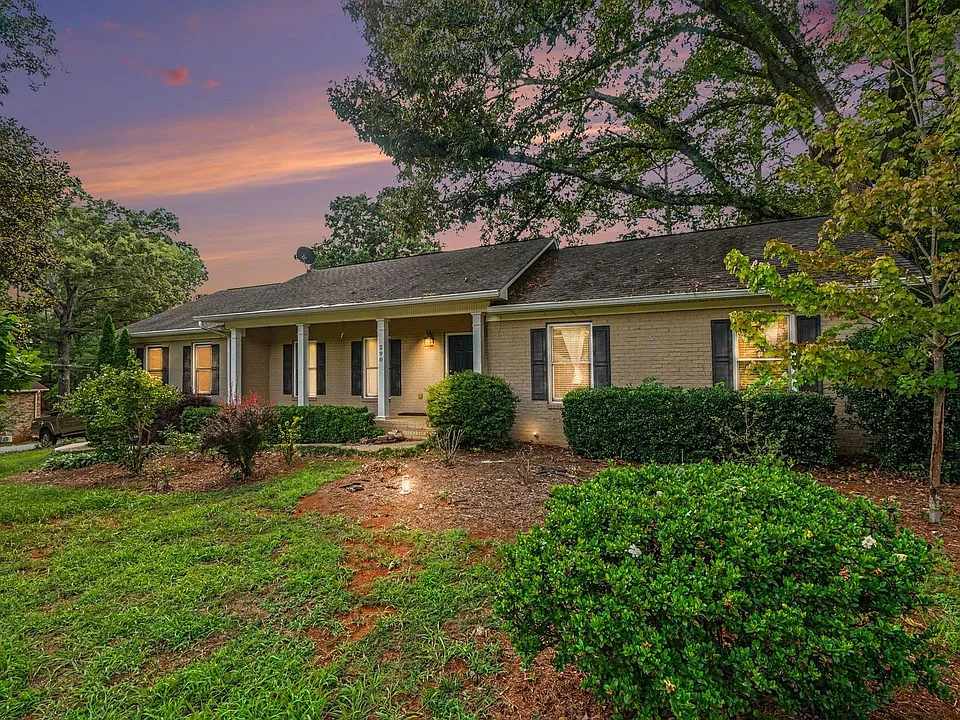 290 University Cir