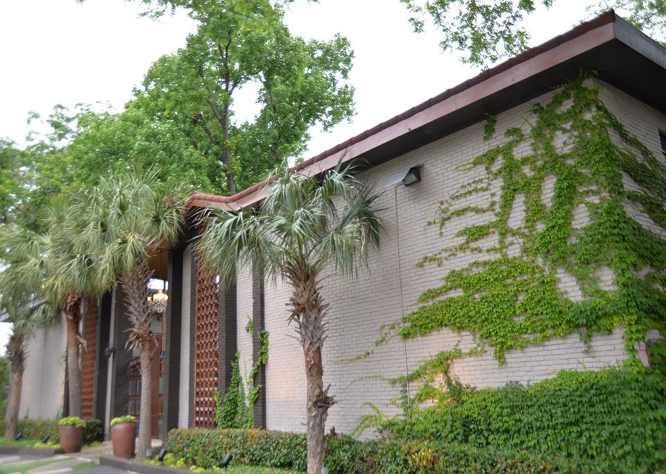 5808 Gaston - VILLA BUILDING