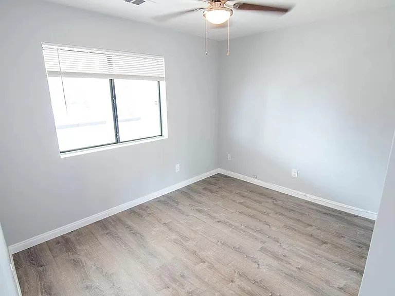 Oasis Apartments — Photo 36