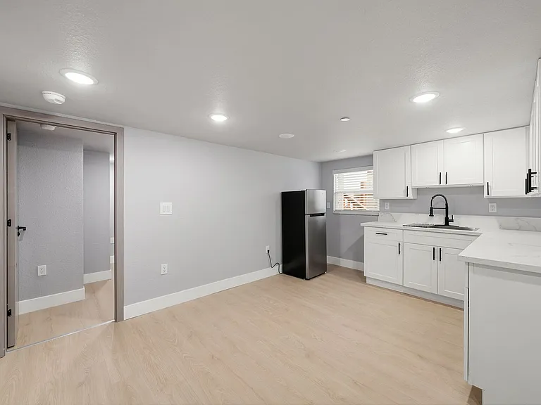 313 D St — Photo 11