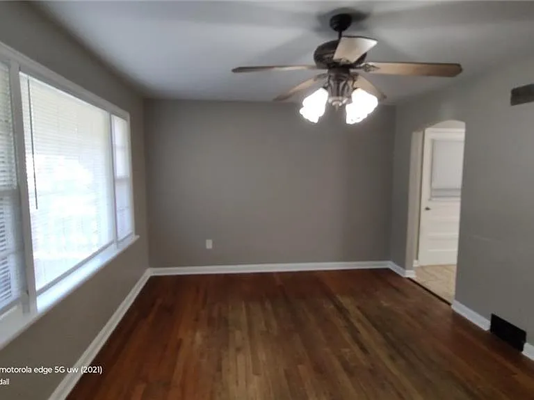 1033 Victoria Ave — Photo 2