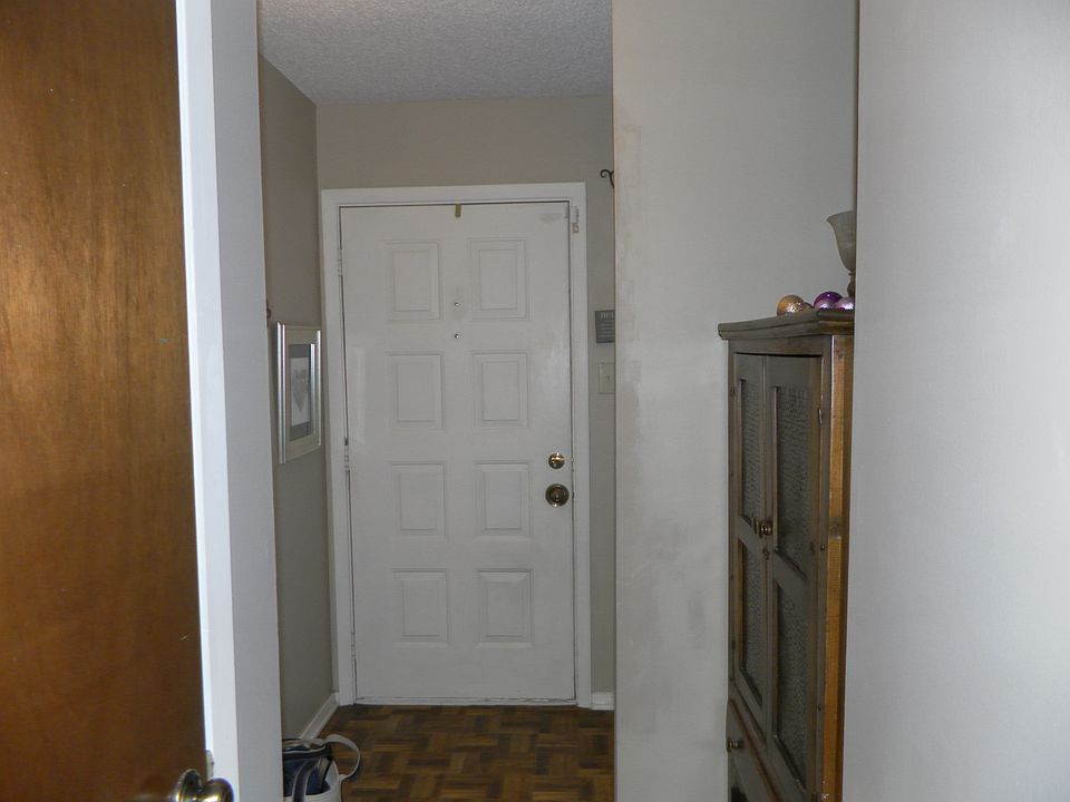 Entryway/looking @front door