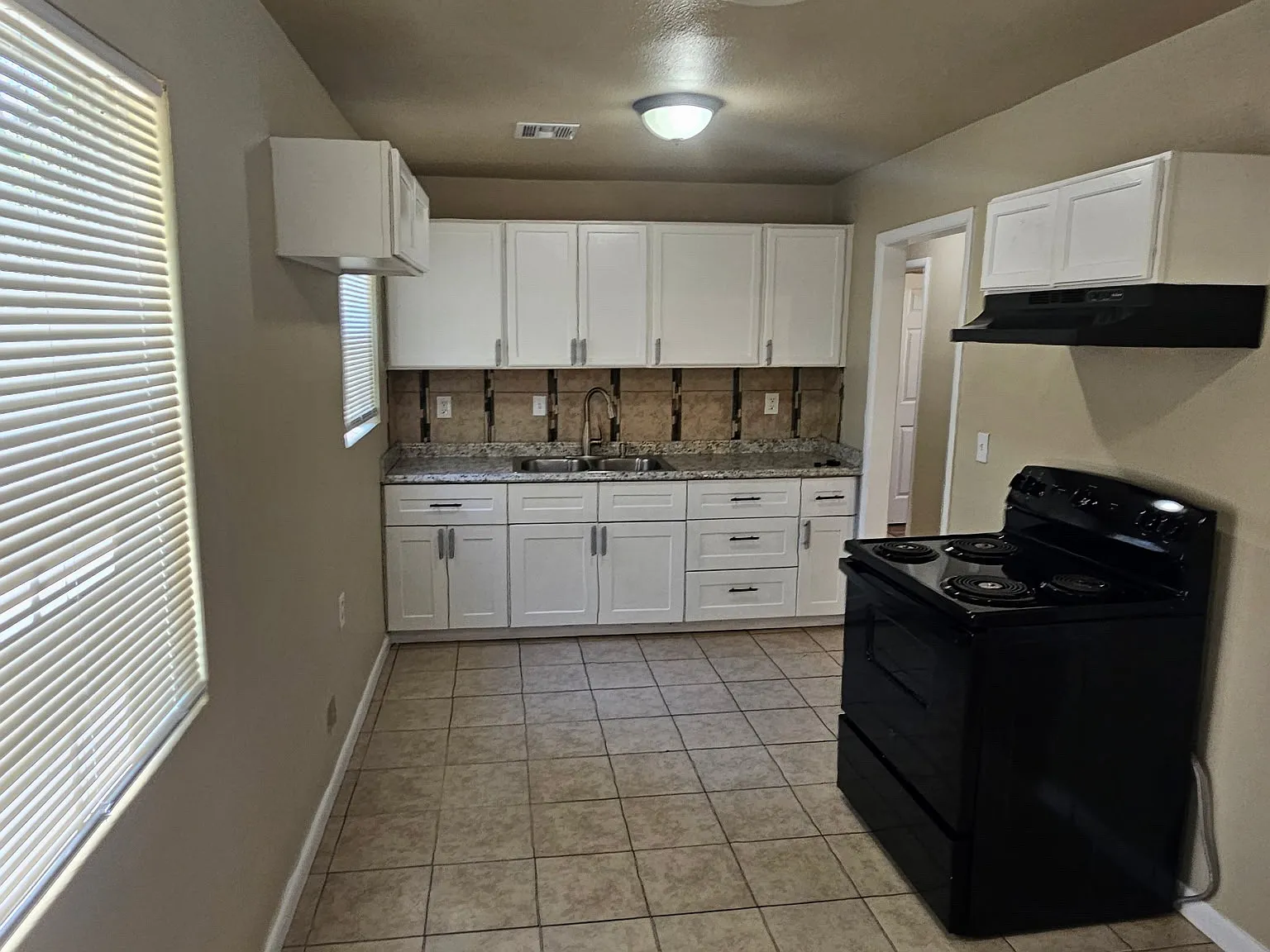 3 bed, 900 sqft, $1,150 — Photo 4