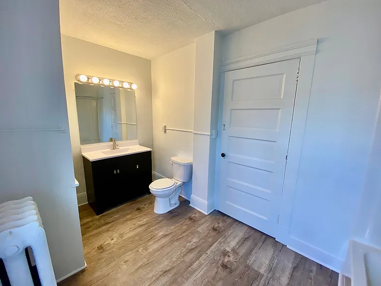 514 W Cross St — Photo 10