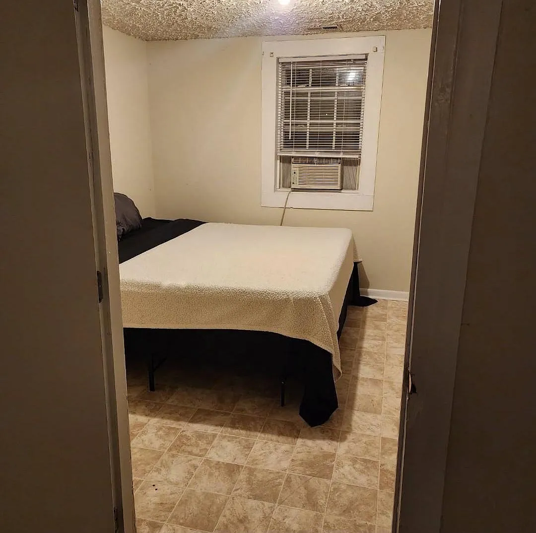 4 bed, 2.0 bath, 2200 sqft, $685 — Photo 1