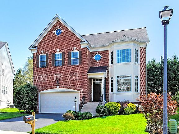 3rd image of 6075 Piney Woods Ct