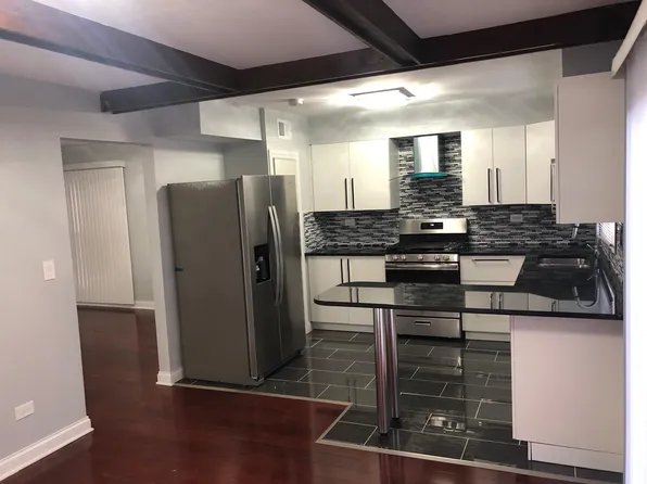 215 Stafford Dr, Wheeling, IL 60090