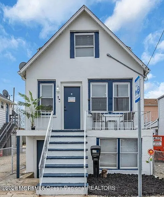 115 Blaine Ave #UPSTAIRS