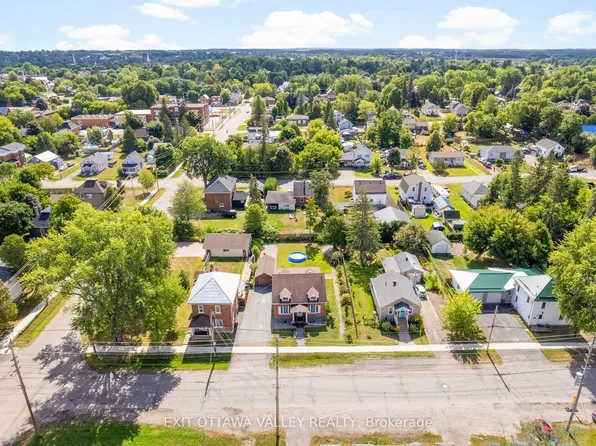 329 3rd Ave, Pembroke, ON K8A 5G5