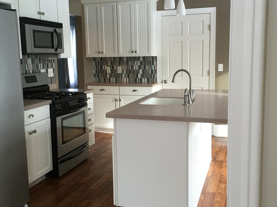 View from Livingroom into Kitchen