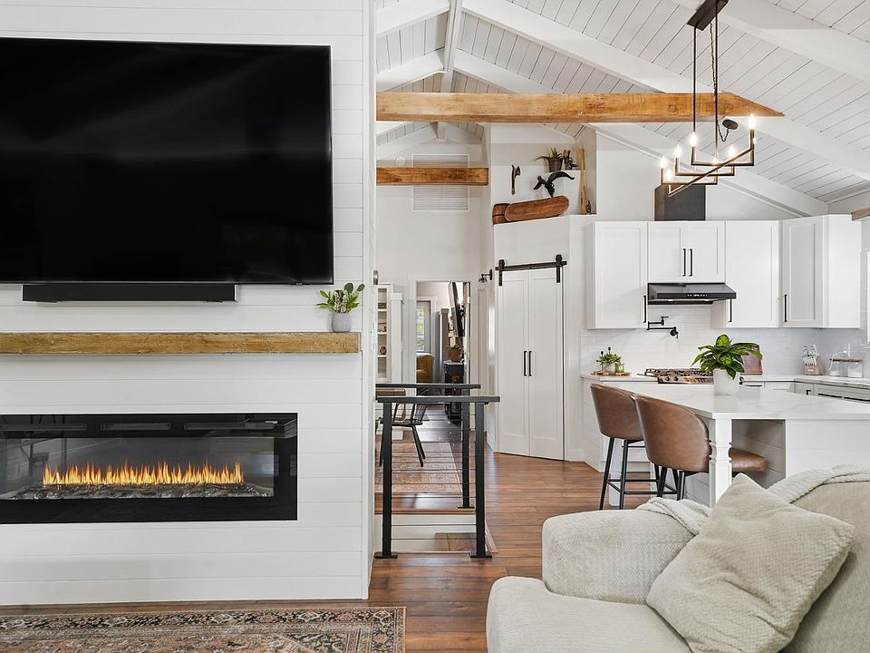 1st image of 20066 Dawn Rdg