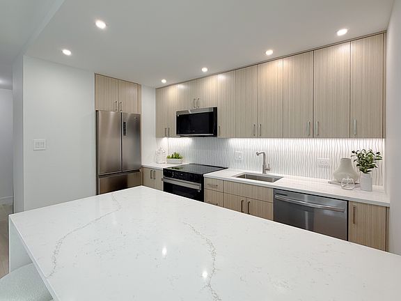 4th image of 336 W Wellington Ave APT 405