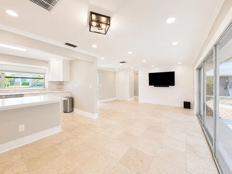 912 Dolphin Dr — Photo 16
