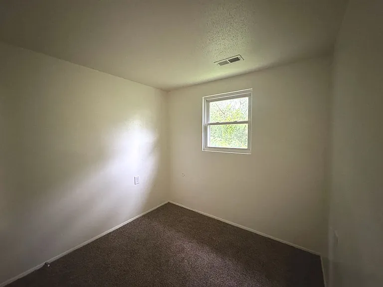 464 Lisa Sq — Photo 8