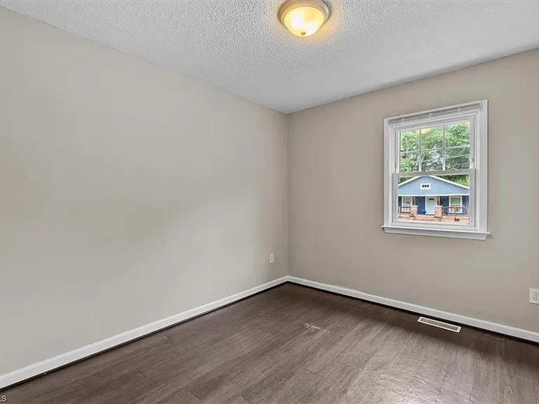 1307 Pearson St — Photo 14