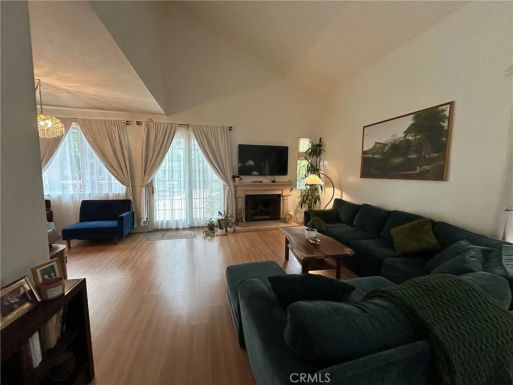 3 bed, 2.5 bath, 2120 sqft, $3,995 — Photo 2