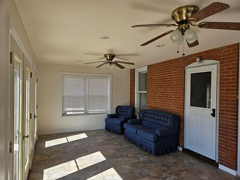 510 W 5th St — Photo 16