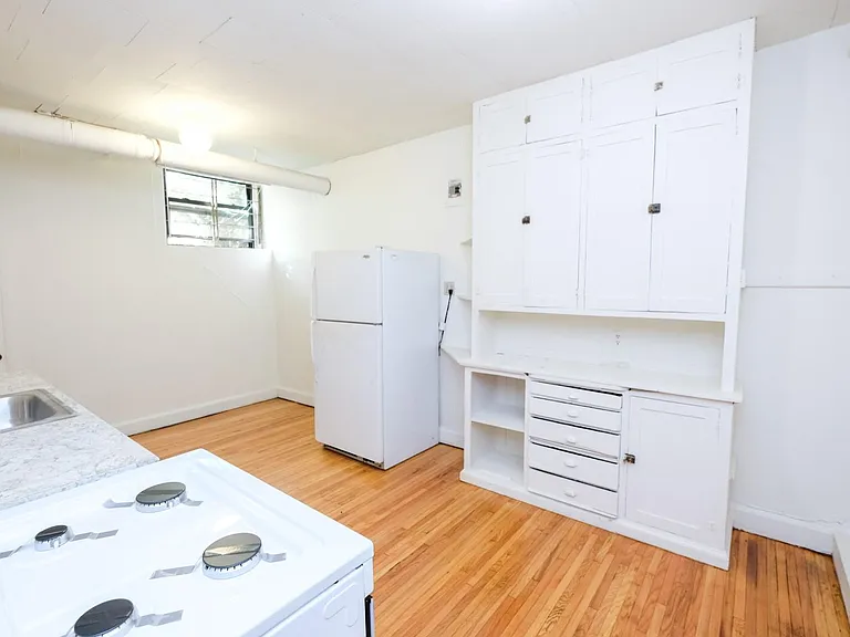 Yale Apartments — Photo 15