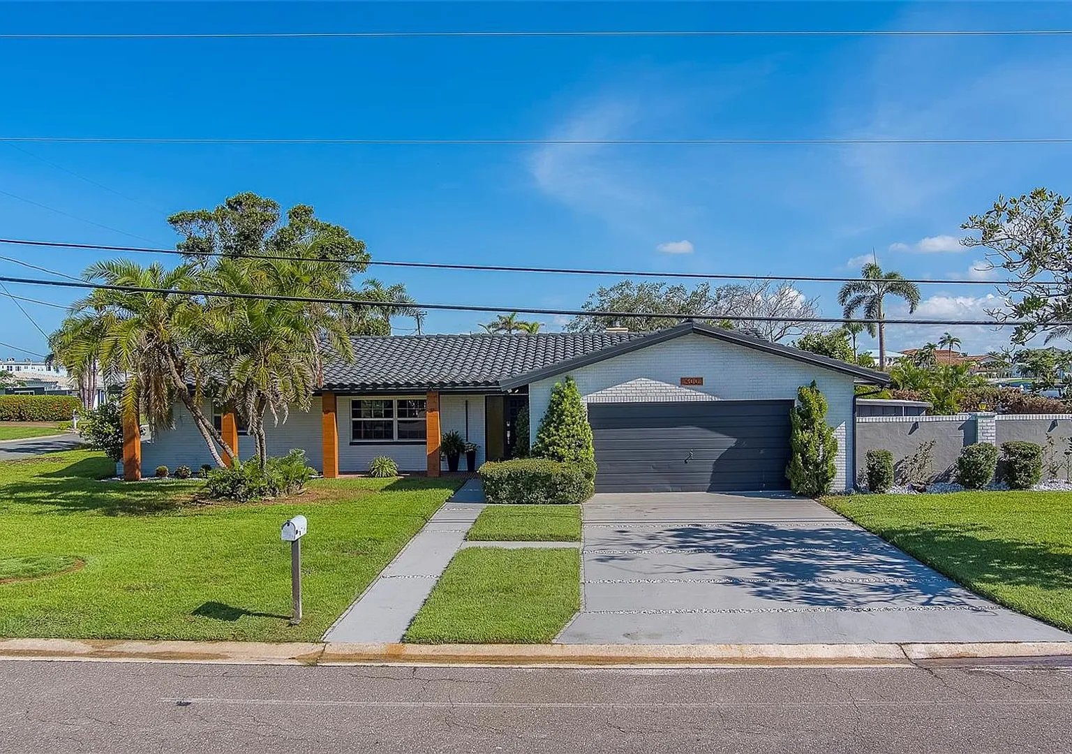 Treasure Island 3/2/2 Pool Home for Rent — Photo 1