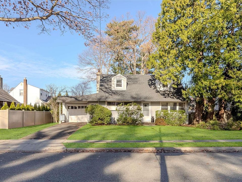 1st image of 215 Lindbergh Street