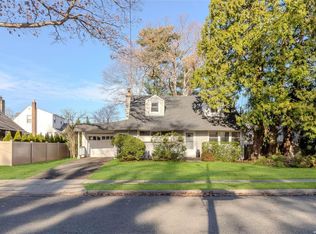 215 Lindbergh St, Massapequa Park, NY 11762