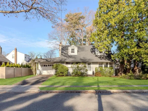 215 Lindbergh Street, Massapequa Park, NY 11762