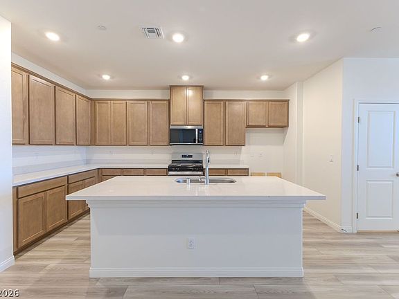 4th image of 60 Hornbeck Ln
