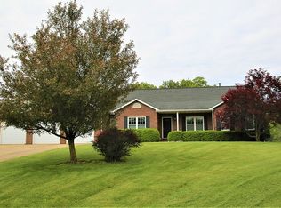 215 Cynthia Ln, Lebanon, IL 62254