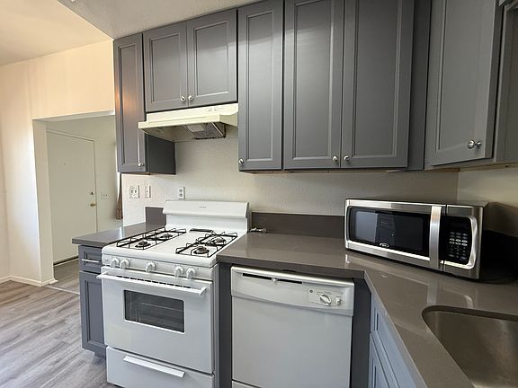 3rd image of 15656 Saticoy St APT 2