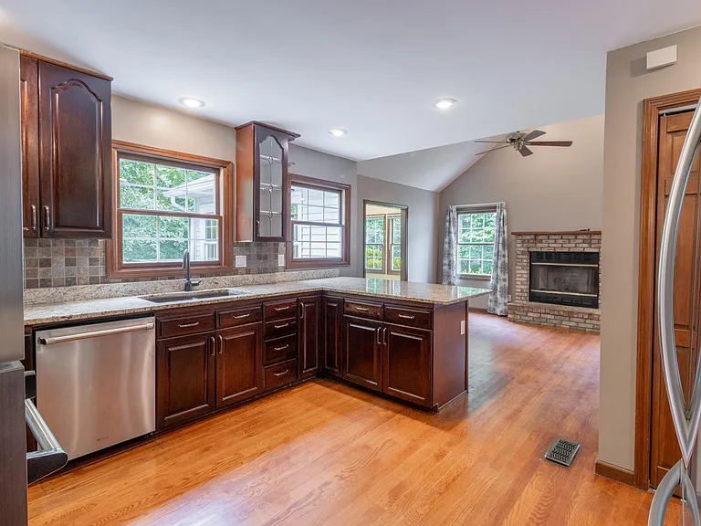 902 S Rainier Ct — Photo 8