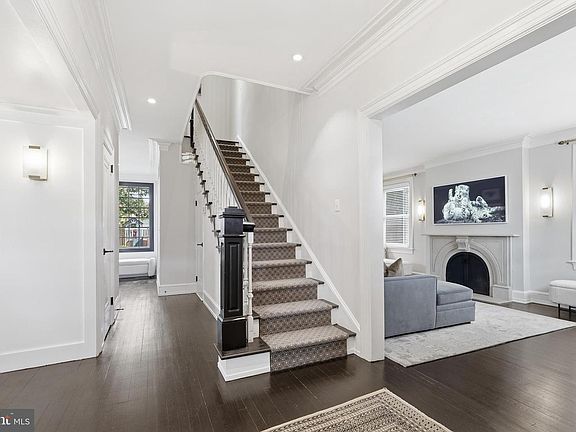 3rd image of 2812 34th St NW